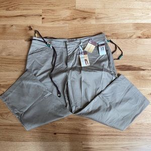 NWT- Lee- One True Fit- Khaki Capri- 16W Stretch